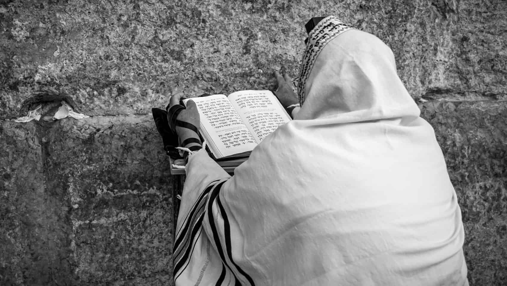 prayer at western wall in jerusalem